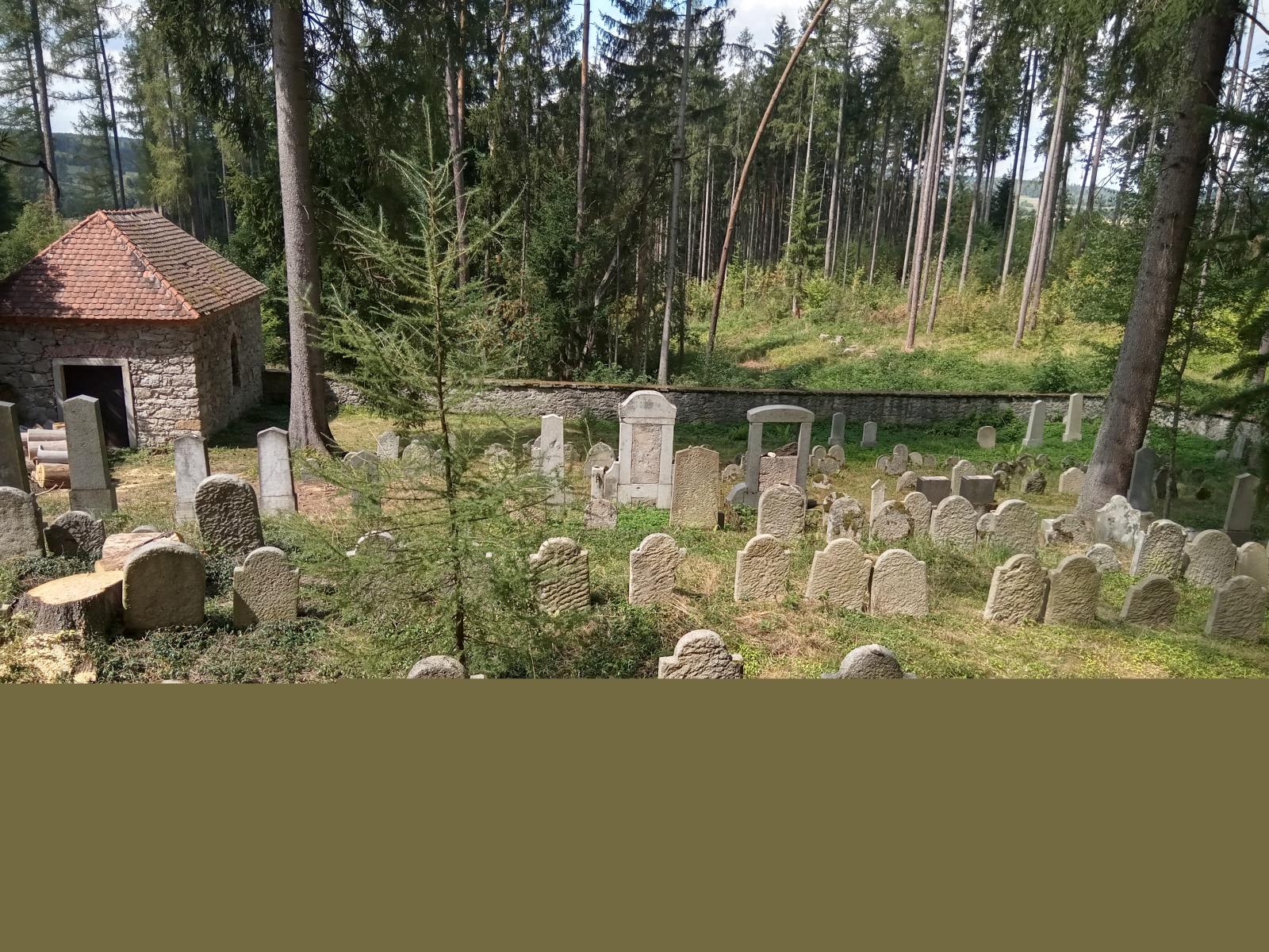 Poničené náhrobní kameny