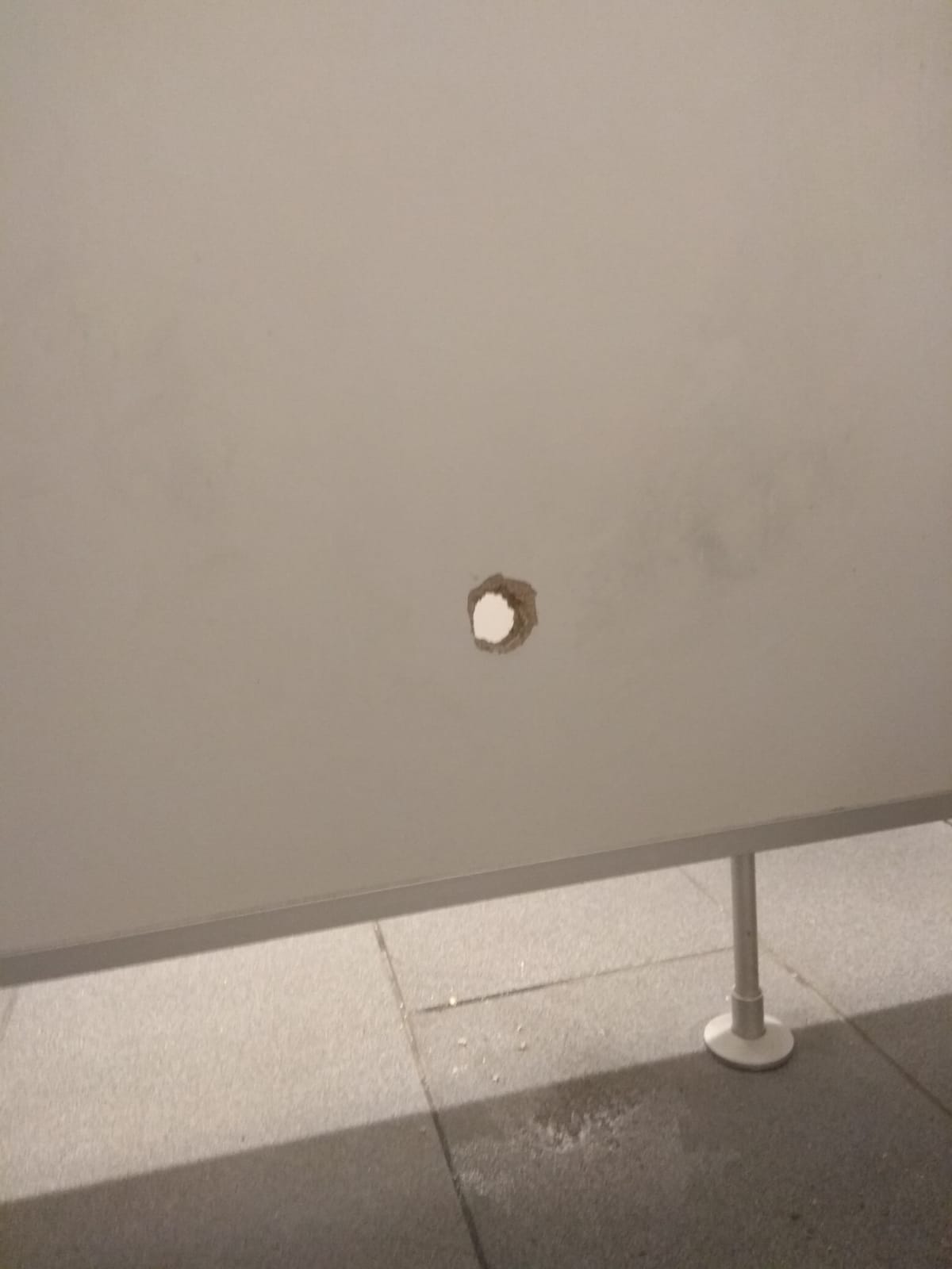 Poškozená kabinka WC