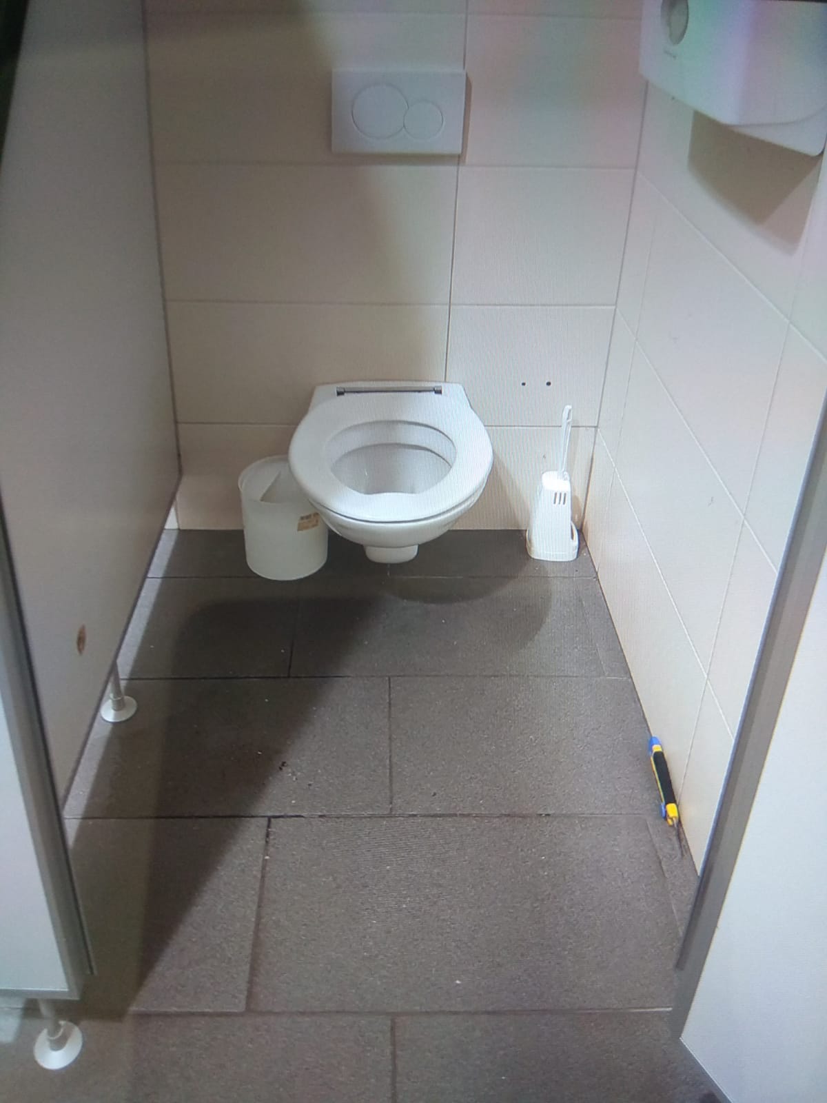 Poškozená kabinka WC