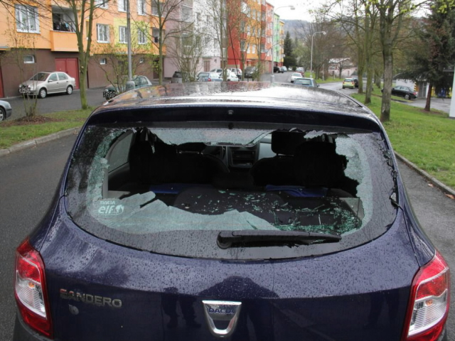 Poškozené okna u vozidel