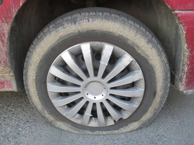 Poškozené pneu na vozidlech