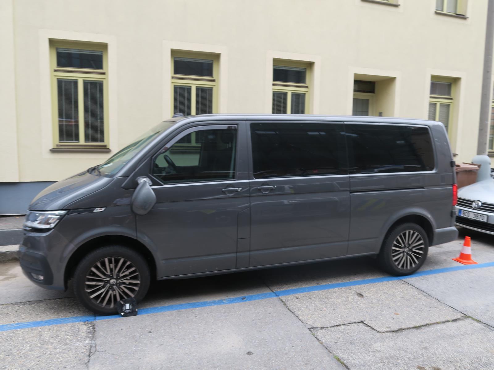 Poškozené zaparkované vozidlo VW Transporter v Komenského ulici.JPG