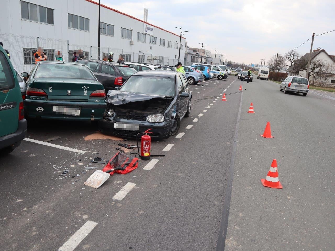 Poškozeno 7 automobilů