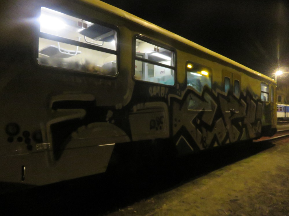 Posprejovaný vlak v Jičíně ze dne 13. 02. 2018