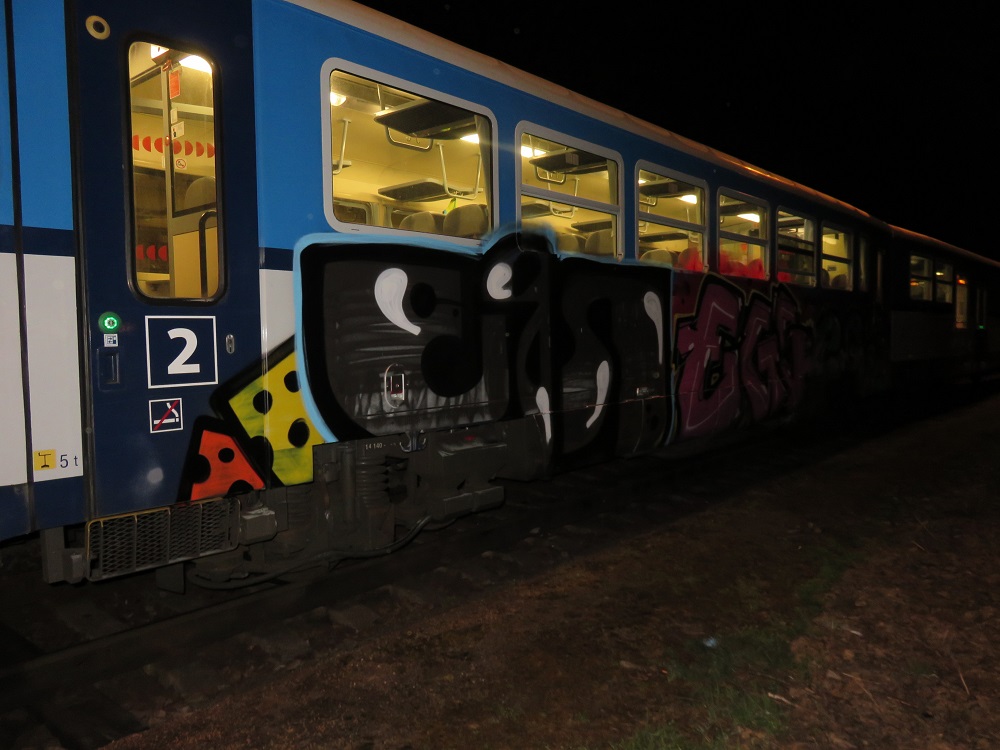 Posprejovaný vlak v Jičíně ze dne 15. 04. 2018