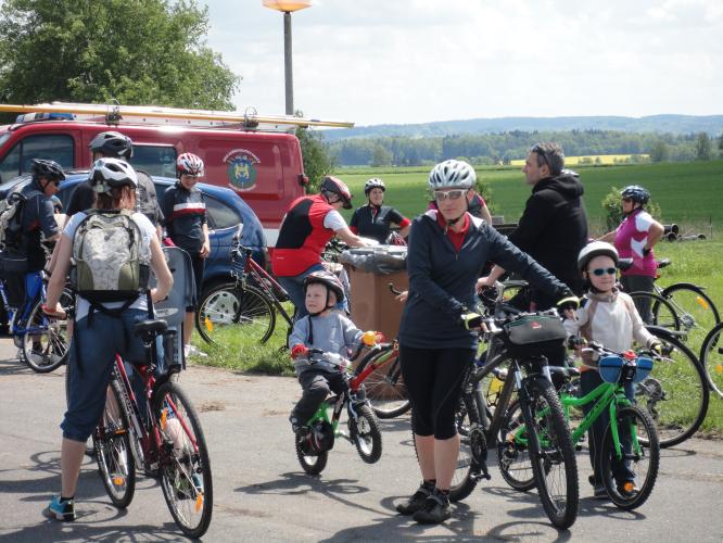 Přes kopec na Hradec- zahájení cyklistické sezóny.JPG