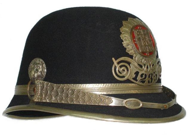 Přilba policejního gážisty bez hodnostní třídy zařazeného na st. pol. úřadě 1931-1938