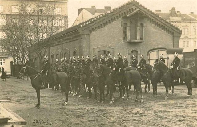 Příslušníci jízdního oddílu sboru unifor. stráže bezpečnosti v roce 1931