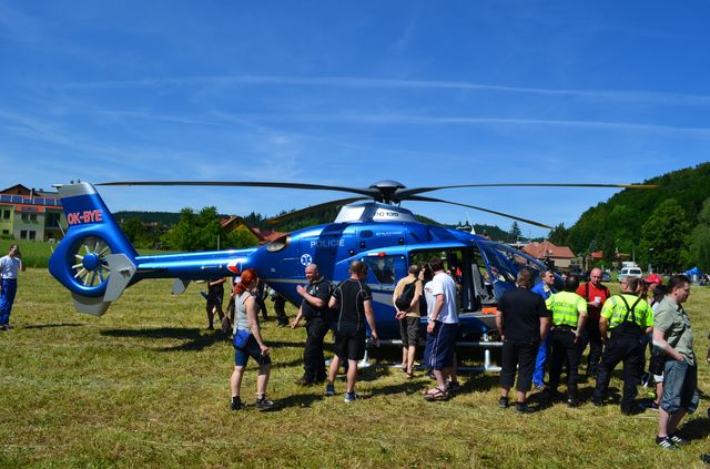 Přistání vrtulníku Letecké služby Policie ČR.JPG