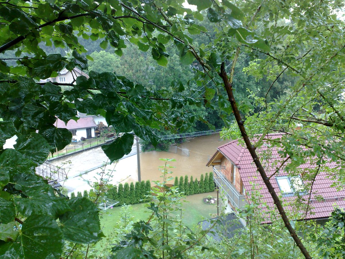 Řeka Bělá zatopila obec Kvasiny