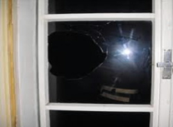 Rozbité okno dveří domu.jpg