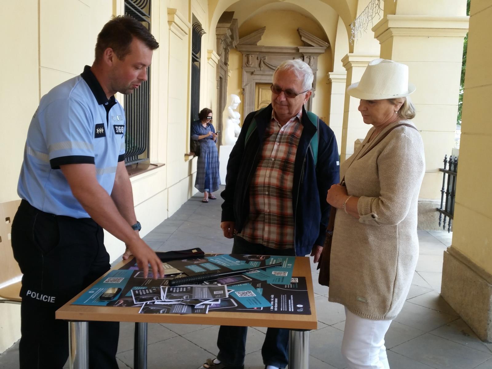 Setkání slánských občanů s policisty na téma kyberkriminalita