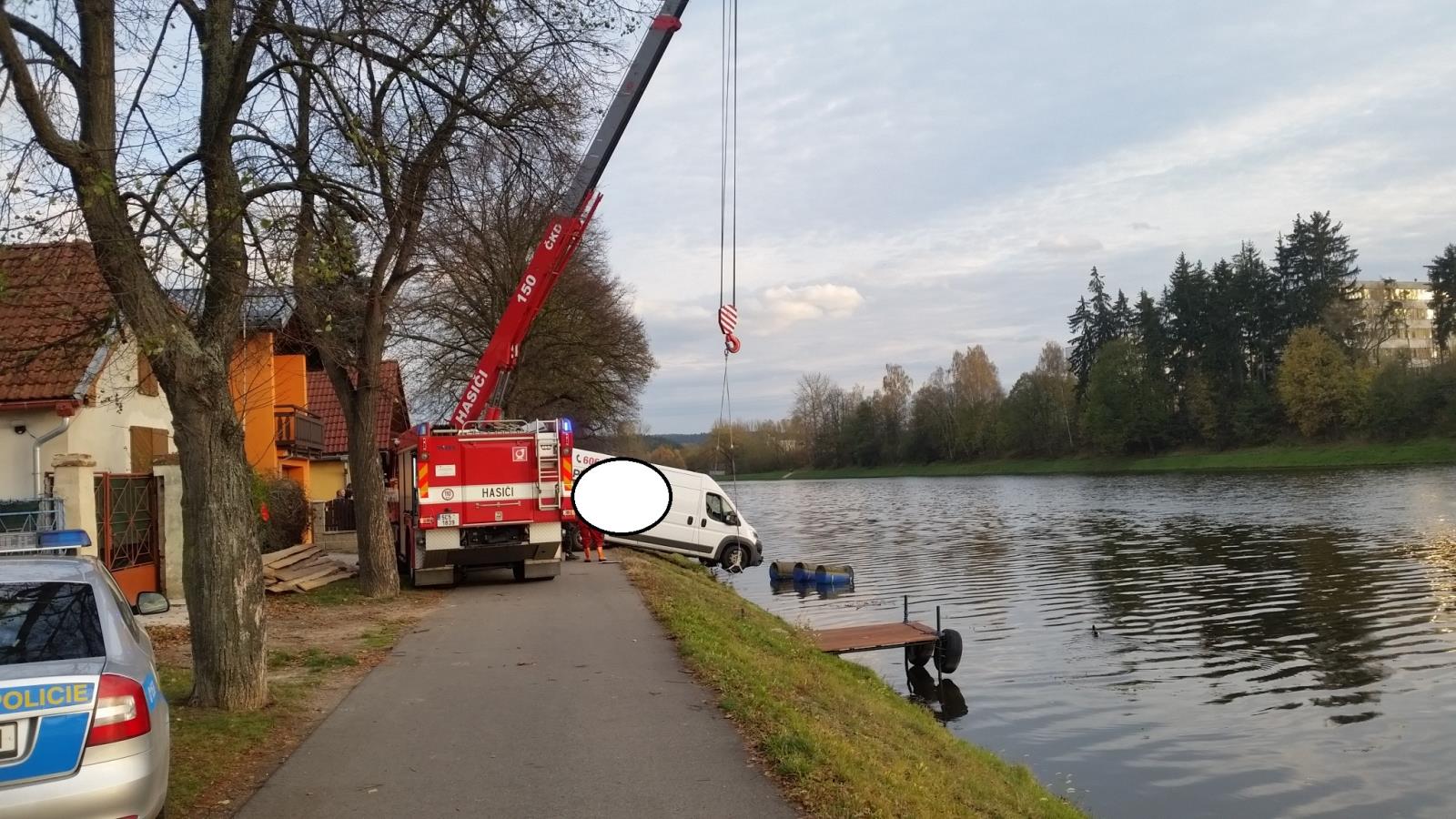 Sjetí vozidla do řeky v Týně nad Vltavou III.