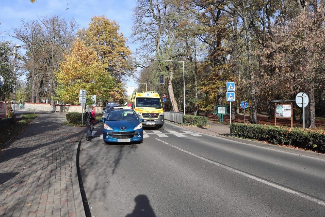 Střet chodkyně s peugeotem