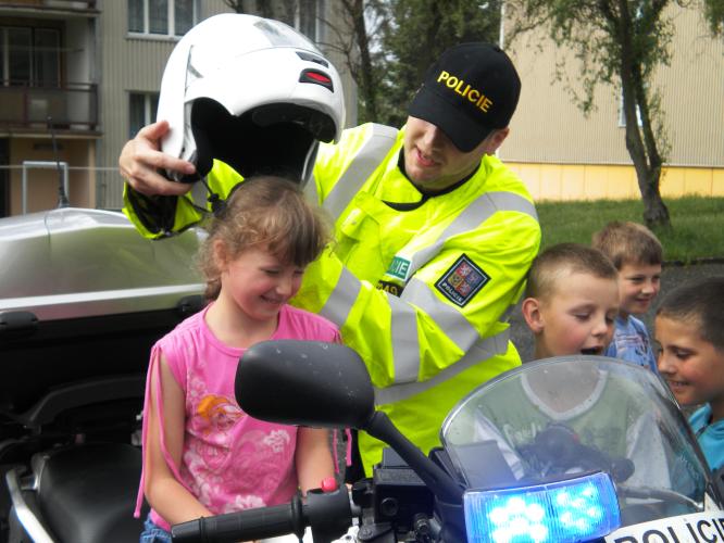 Stříbro - ZŠ Gagarinova - děti se mohly posadit na policejní motocykl