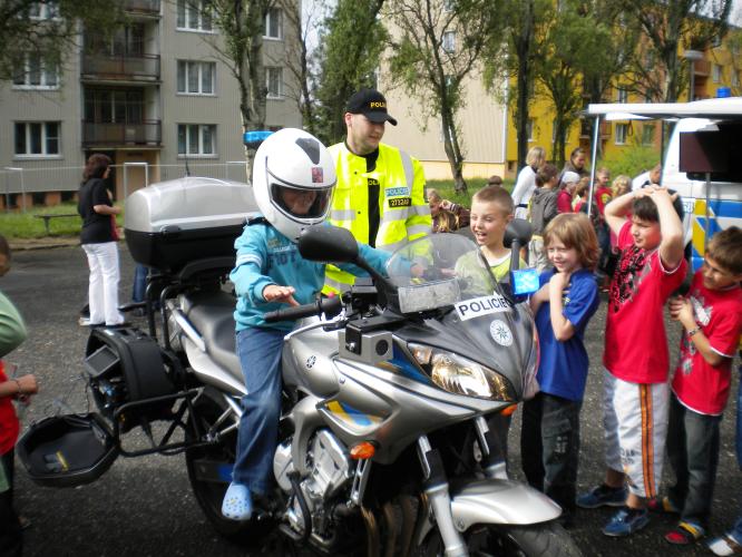 Stříbro - ZŠ Gagarinova - děti se mohly posadit na policejní motocykl