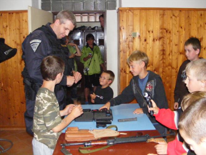 policista dětem ukazuje zbraně