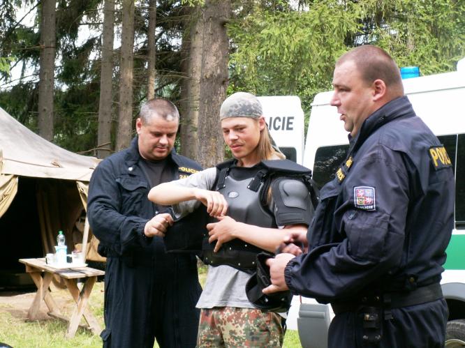 Tábor Jesenice  - ukázka výstroje policistů pořádkové jednotky