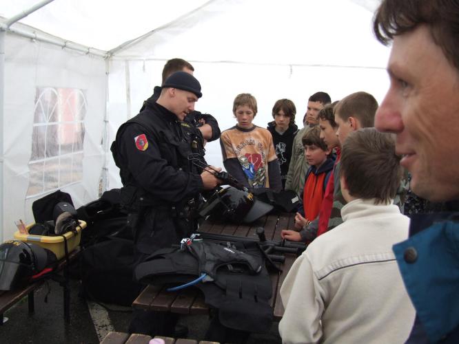 Ukázka policejní výstroje