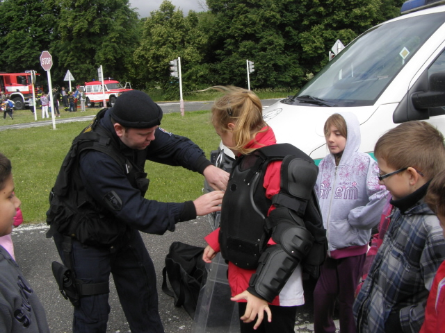 Ukázka policejní výstroje