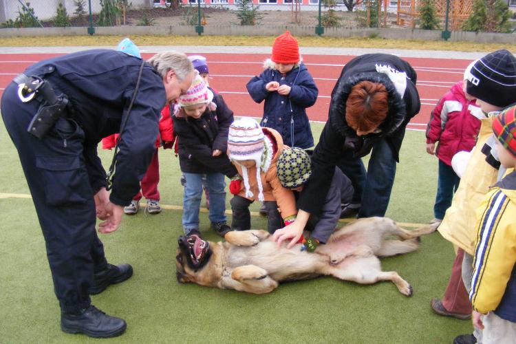 Ukázky psovodů - MŠ E.Beneše - 11.12.2009 