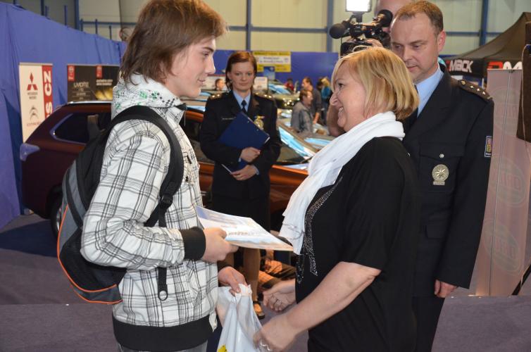 Vítězi předala cenu paní H. Kvapilová