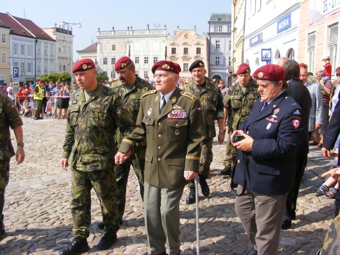 Vojáci převzali ocenění i medaile.JPG