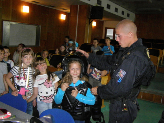 Výstroj policistů zaujala i děvčata