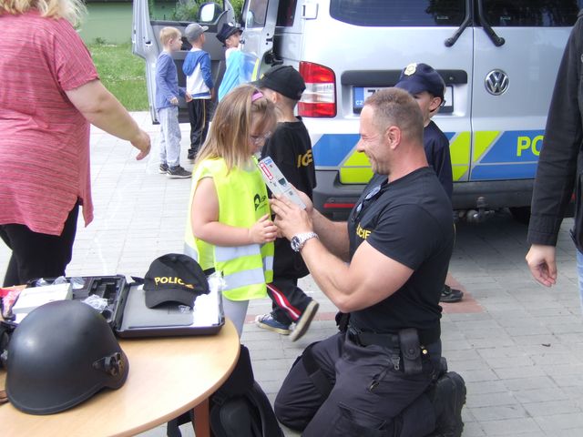 Za děmi do mateřské školky ve Strupčicích přijeli policisté