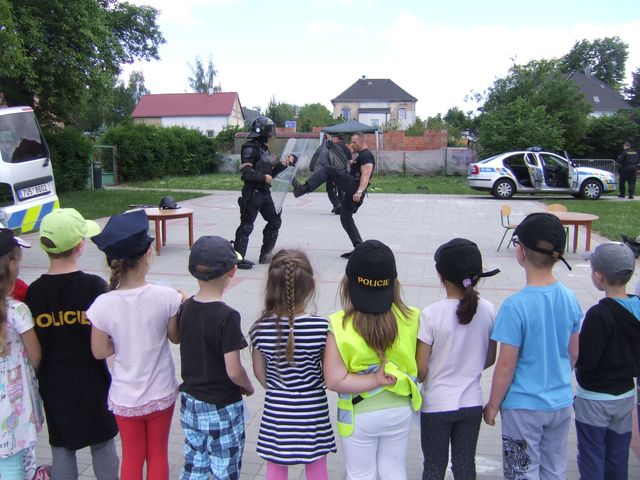 Za děmi do mateřské školky ve Strupčicích přijeli policisté