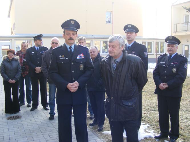 Zástupci policie společně se starostou obce Studená, panem Vítězslavem Němcem.jpg