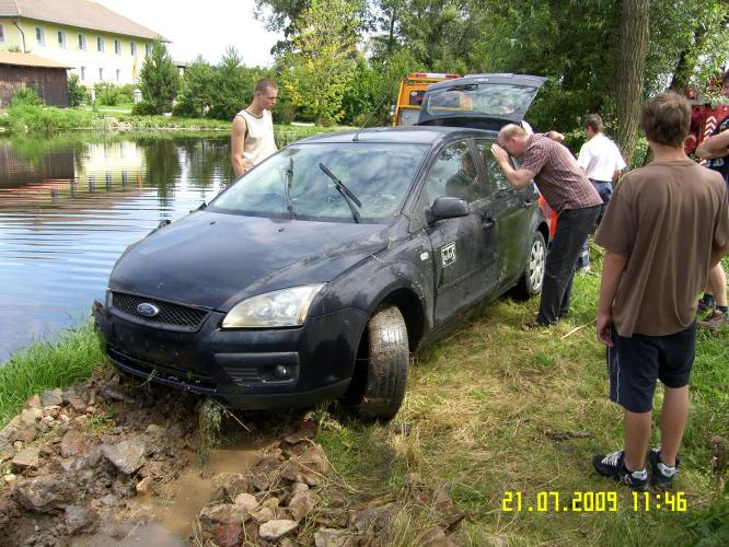 auto z rybníku