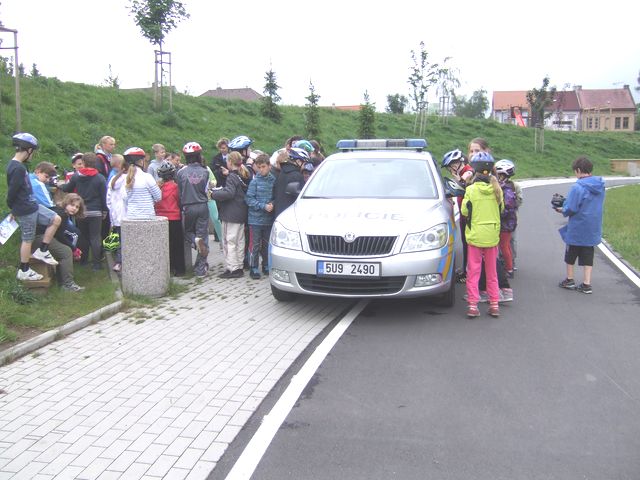 auto v obležení dětí