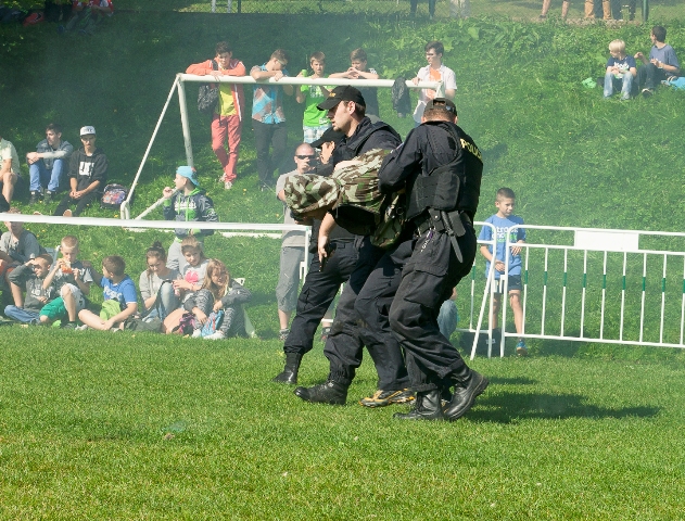 b) zadržení nebezpečného pachatele