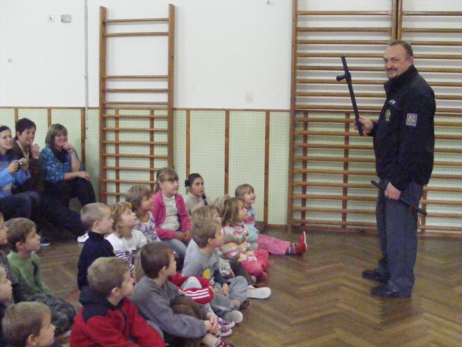 policista hovoří s dětmi