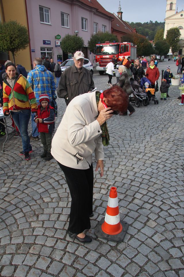 brýle navozující stav pod vlivem alkoholu či drog si vyzkoušeli i senioři.JPG