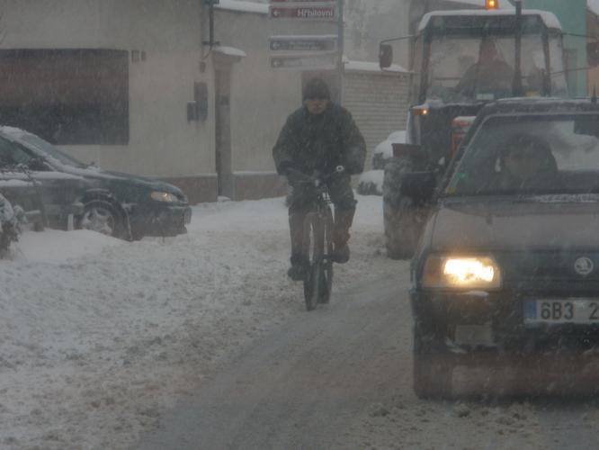 cyklisté ve sněhu.JPG