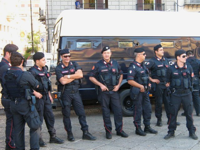 d) italské policejní jednotky