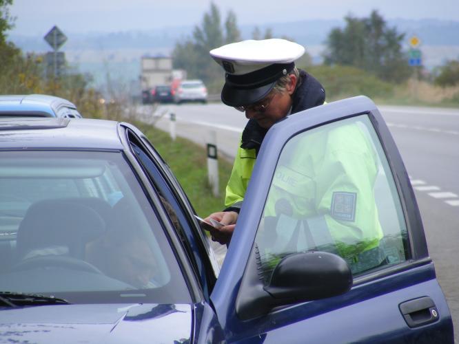 řidič Peugeotu dostal za nebezpečné předjíždění pokutu