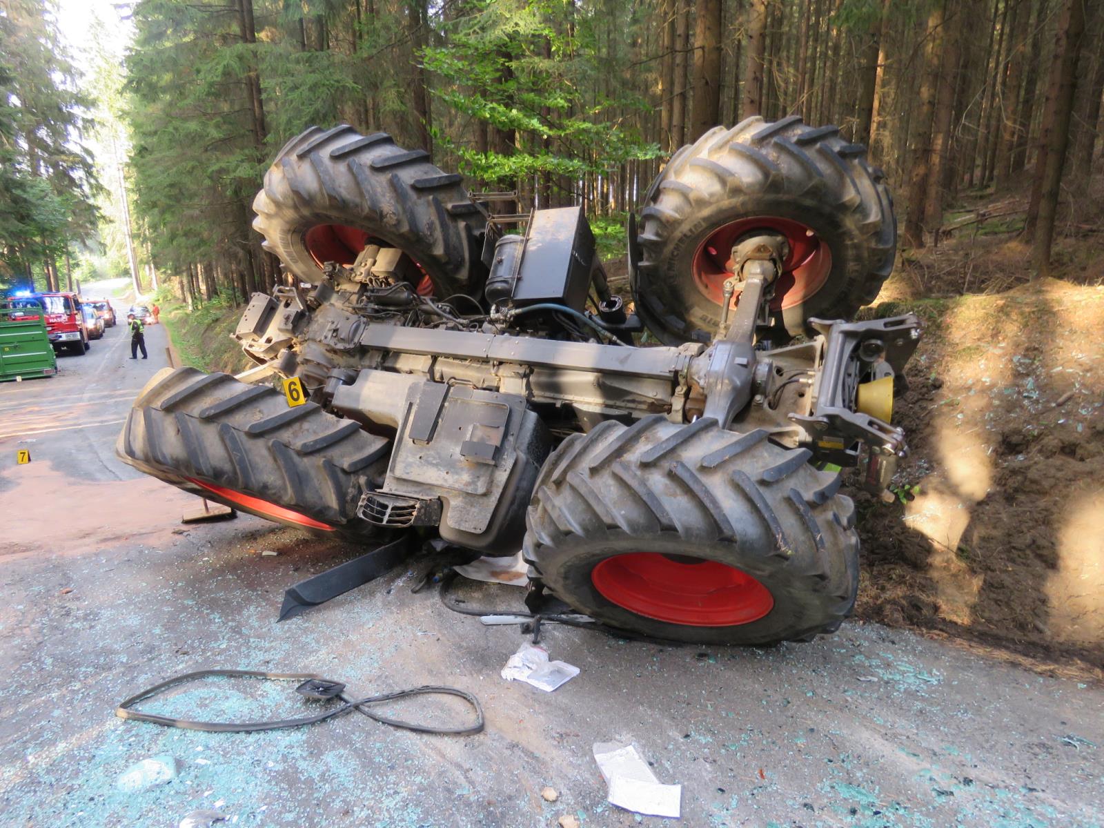 havarie traktoru s přívěsem