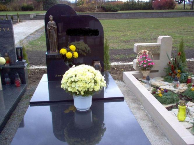 hrob Rousínov.jpg