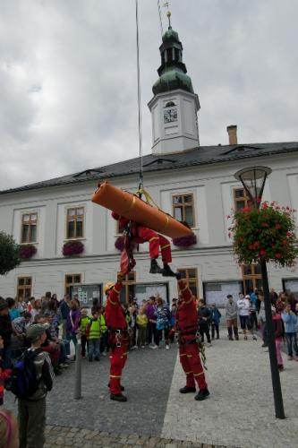 i) záchrana osoby pomocí lanového přemostění