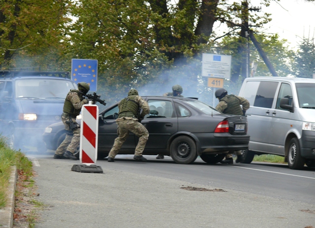 j) zásah na vozidlo polskou policií