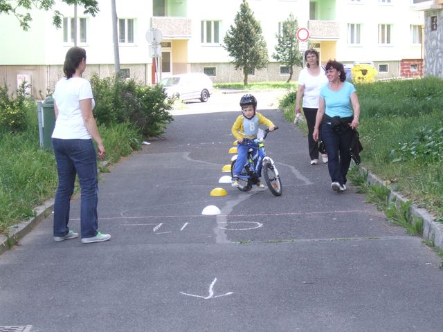 jízda mezi překážkama