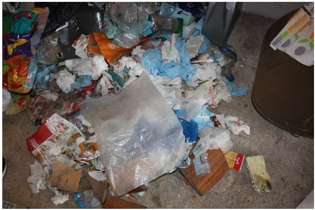 odpad po výrobě drog v garáži