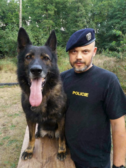 policejní psovod a služební pes Adag