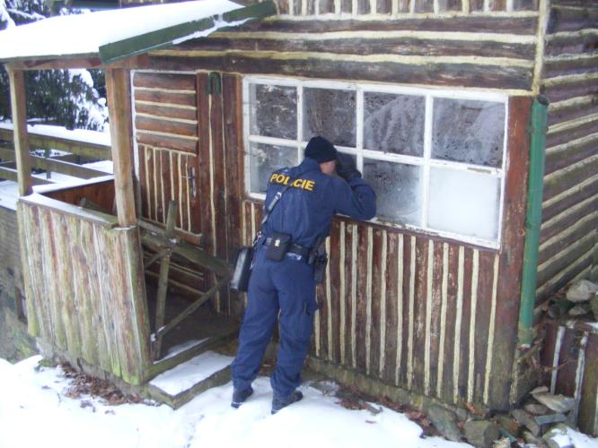 policista kontroluje  chatu