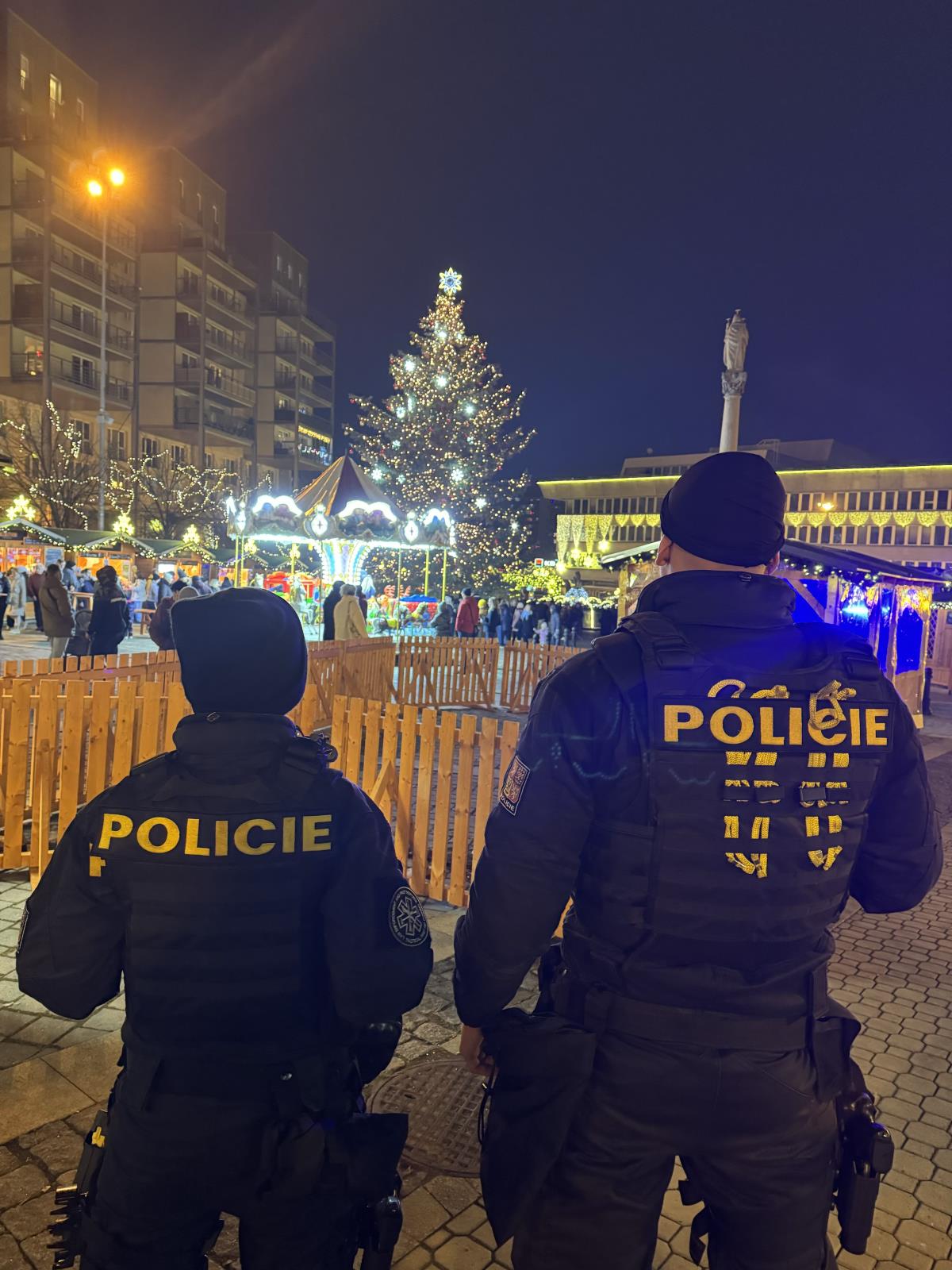 policisté dohlíží na kulturní akci.jpg