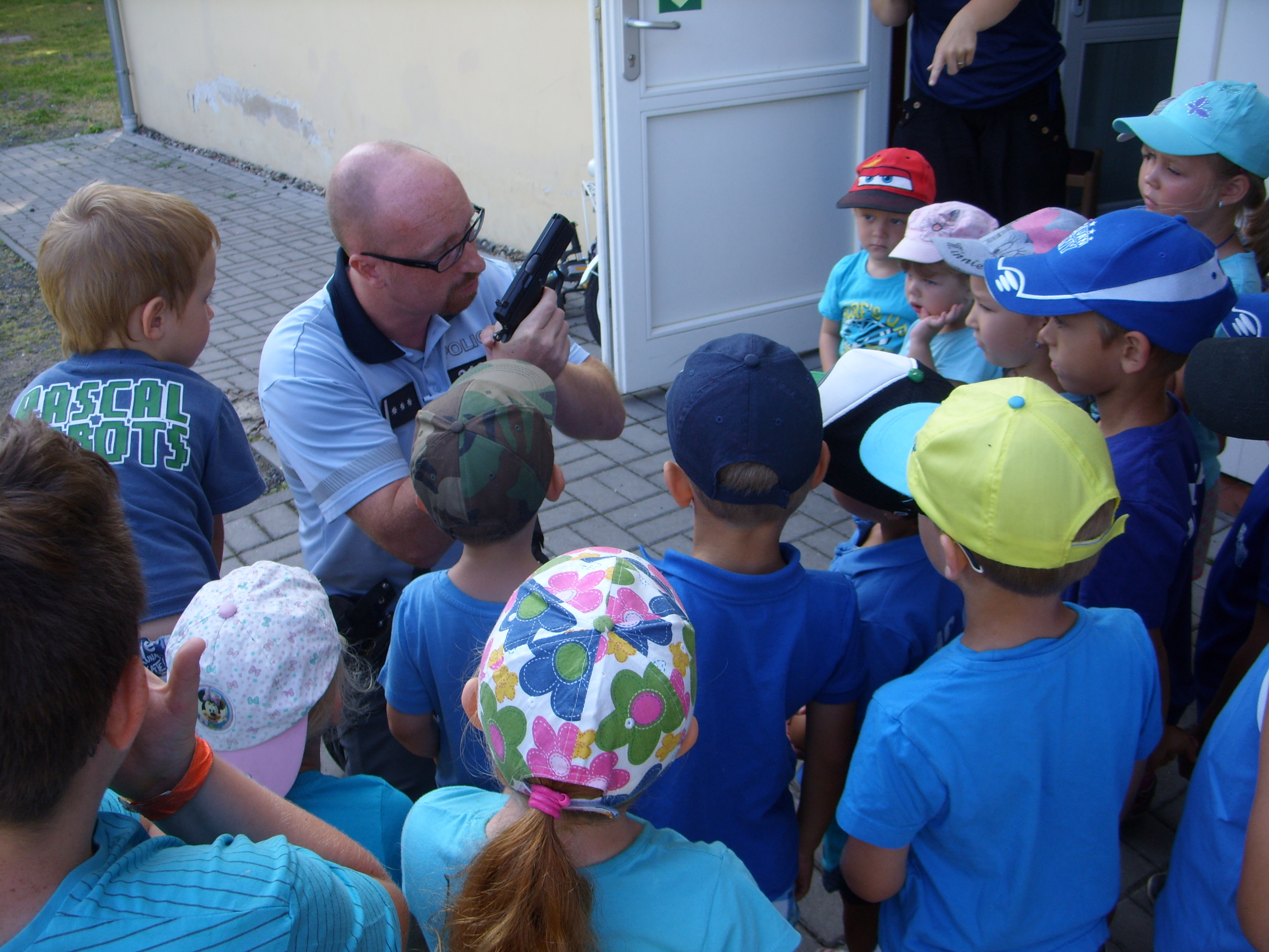 policisté na táboře