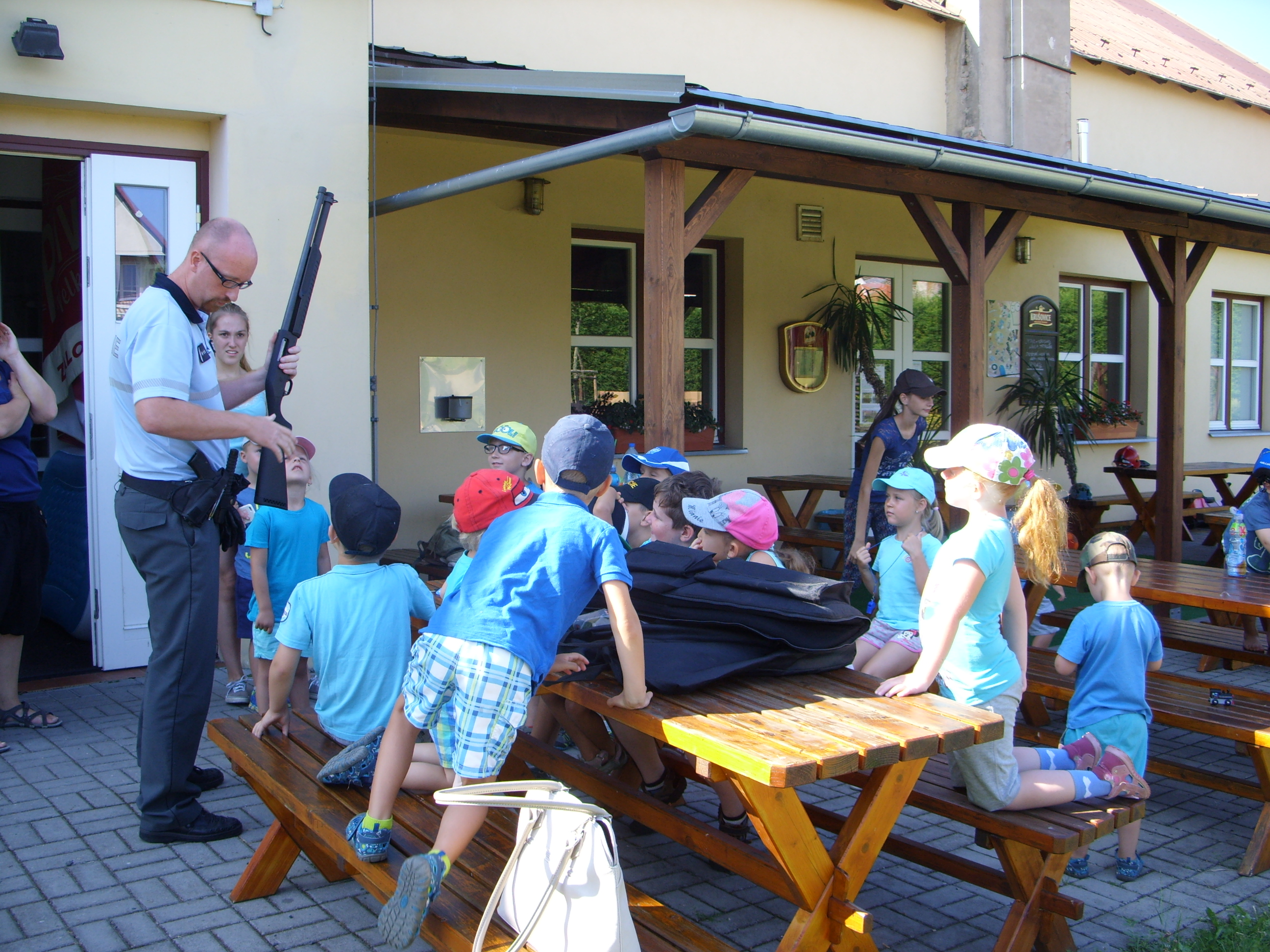 policisté na táboře